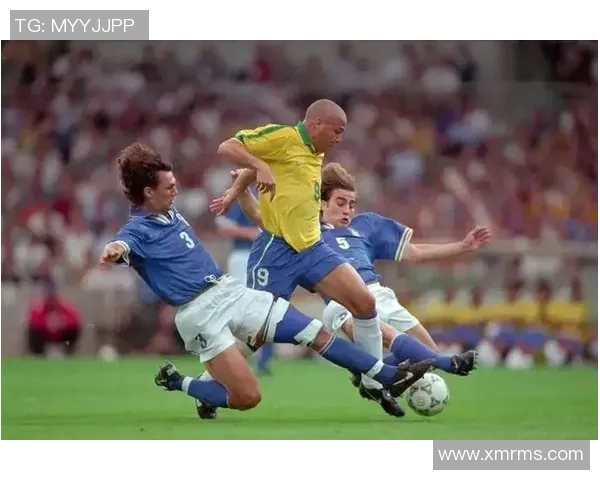 全球足球明星年龄揭秘与精彩瞬间图文展示